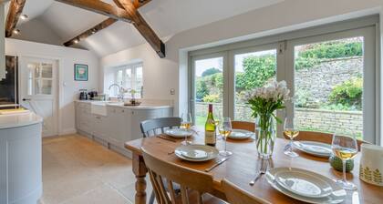 Laurel Cottage - pet-friendly in Coln St Aldwyns