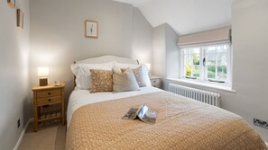 3 bedrooms, iron/ironing board, free WiFi, bed sheets - Laurel Cottage - pet-friendly in Coln St Aldwyns (Coln St Aldwyns)