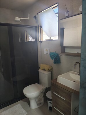 Bidet, tovalloles i paper higiènic