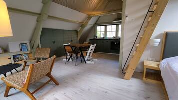 Appartement, uitzicht op haven | Woonruimte | Een 60-cm smart-tv met kabelzenders, Netflix en streamingdiensten