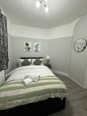 3 bedrooms, iron/ironing board, WiFi, bed sheets