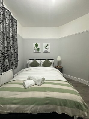 3 bedrooms, desk, iron/ironing board, WiFi