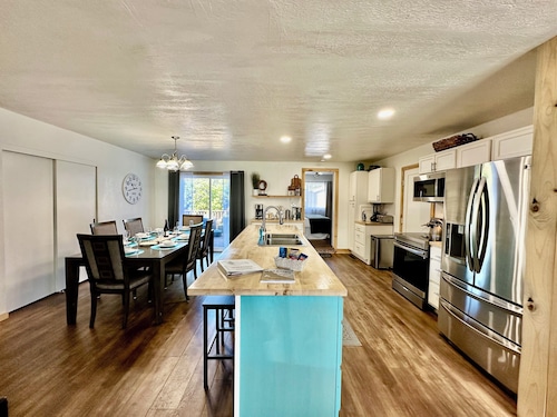 Family friendly coastal house.  Pet Friendly, Big screen tv's in every room!