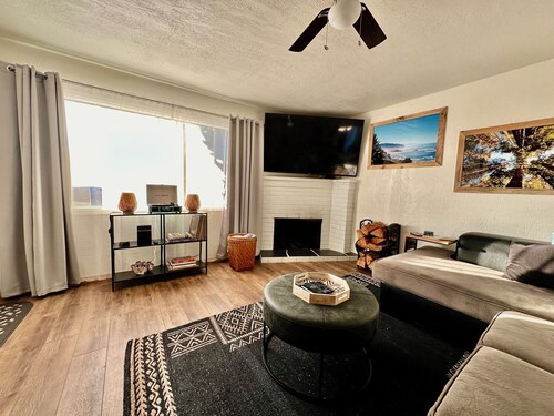 Family friendly coastal house.  Pet Friendly, Big screen tv's in every room!