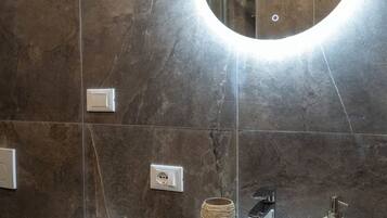 Doppia Design, 1 letto king, idromassaggio | Bagno | Doccia, soffione a pioggia, set di cortesia gratuito, asciugacapelli