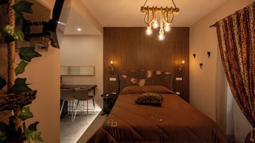 Habitación doble de diseñador, 1 cama King size, hidromasaje | Ropa de cama de alta calidad, edredón y camas con efecto memoria