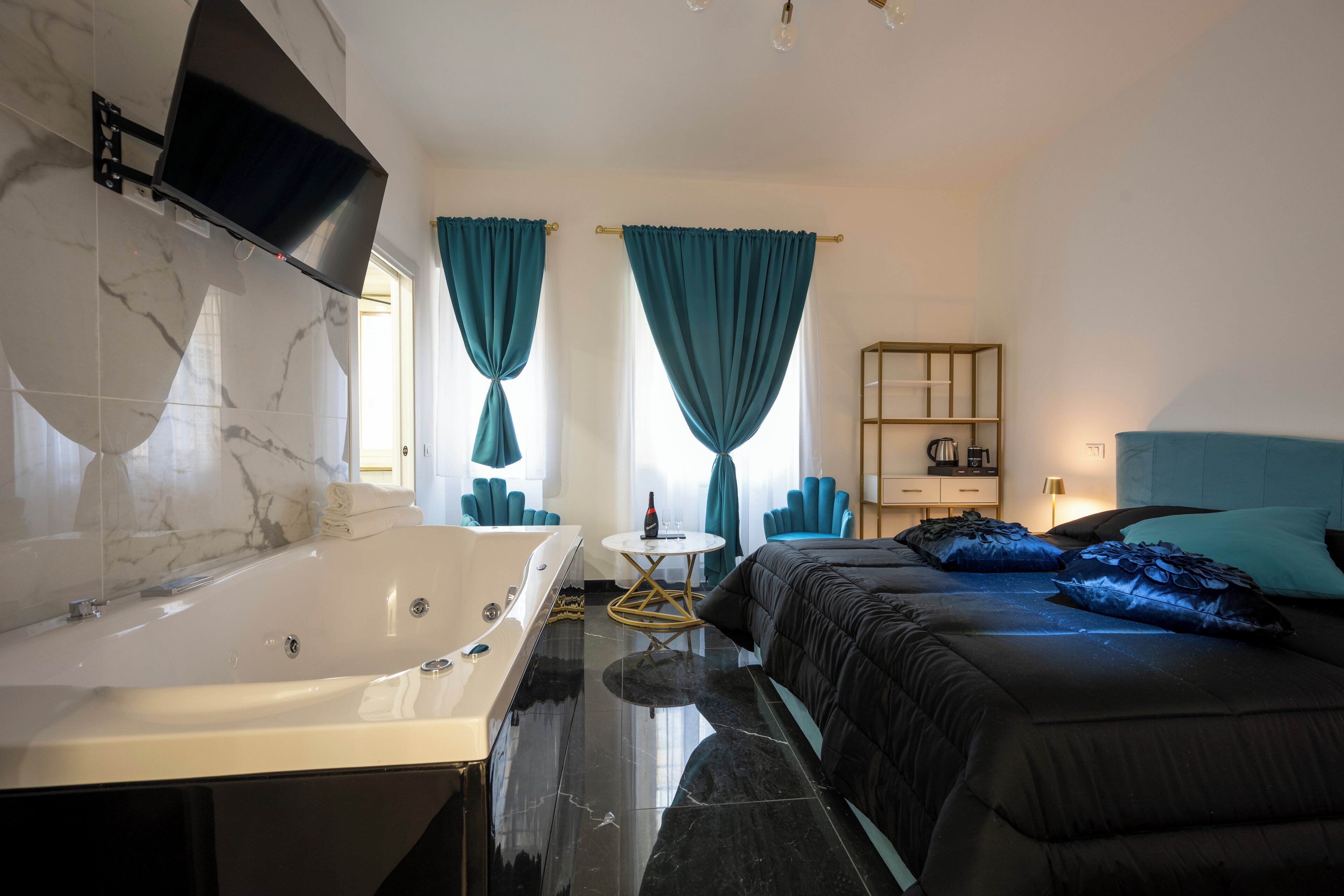 Luxury Double Room, Jetted Tub | Premium bedding, down comforters, memory foam beds, free minibar