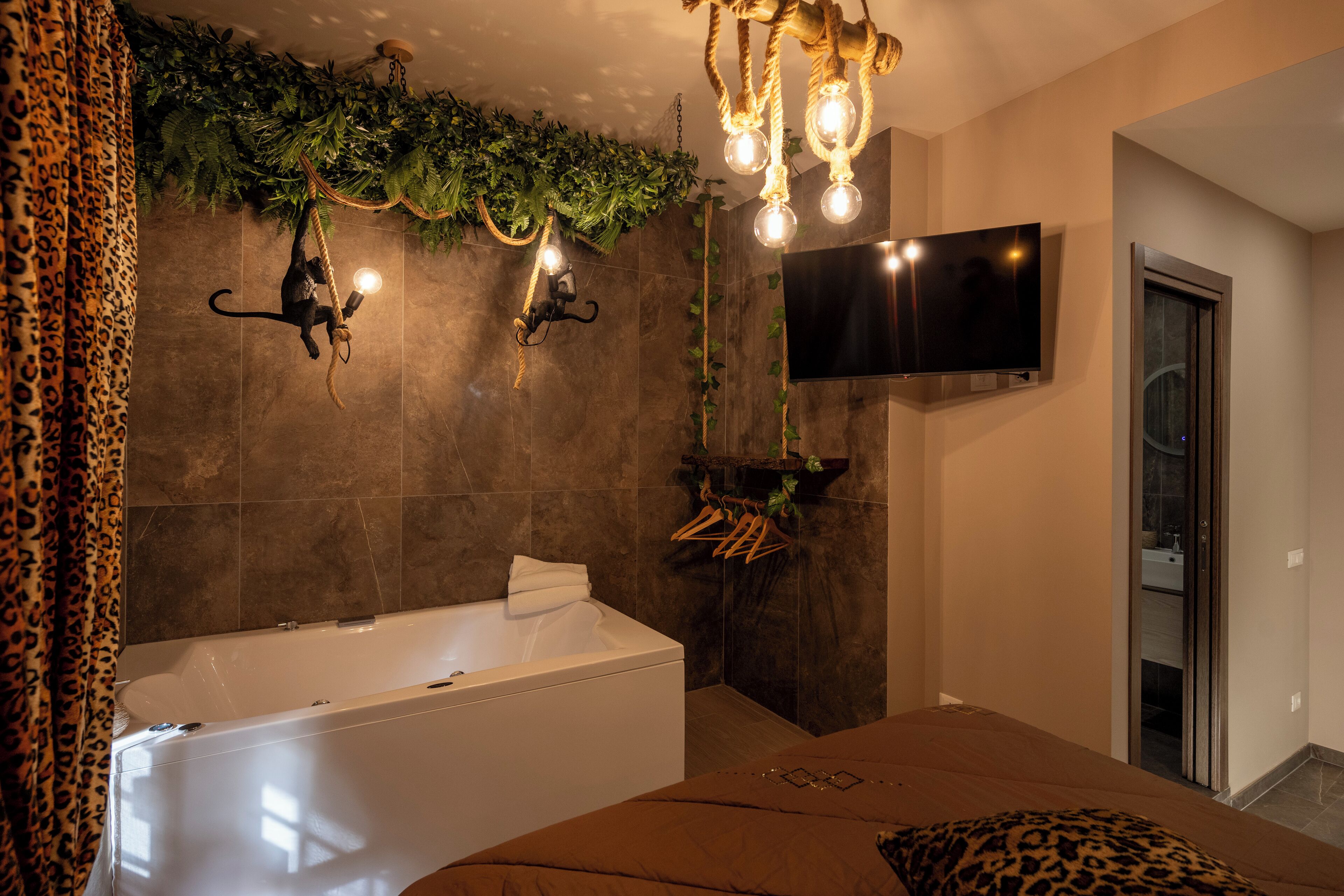 Dobbeltrom – design, 1 kingsize-seng, massasjebadekar | Sengetøy av topp kvalitet, dundyner og memory foam-senger