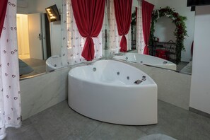 로맨틱 더블룸, 킹사이즈침대 1개, 분사식 욕조 | 고급 침구, 오리/거위털 이불, 메모리폼 침대, 무료 미니바