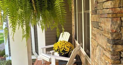 Spacious 5-bedroom house in lake community, fireplace, hot tub, washer/dryer