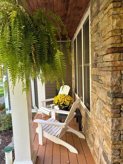 Spacious 5-bedroom house in lake community, fireplace, hot tub, washer/dryer