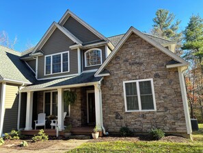 Exterior - Spacious 5-bedroom house in lake community, fireplace, hot tub, washer/dryer (Goshen)