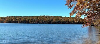 Spacious 5-bedroom house in lake community, fireplace, hot tub, washer/dryer