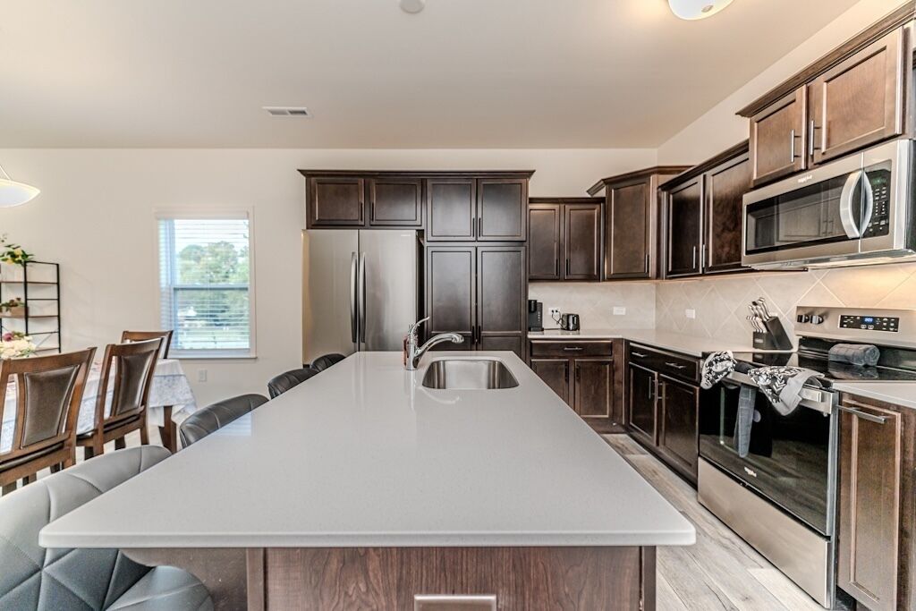 Kjøleskap, mikrobølgeovn, ovn og kokeplater