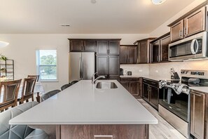 ثلاجة، ميكروويف، فرن، موقد طهي مسطح