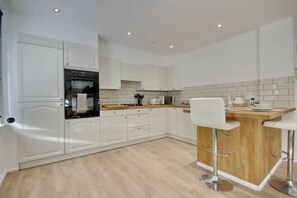 Apartment | Private kitchen - Modern Luxury Cozy Apartment (Southampton)