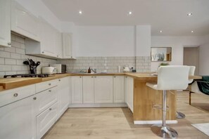 In-room dining - Modern Luxury Cozy Apartment (Southampton)