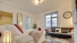 Ein modernes Wohnzimmer mit einer Couch, einem Couchtisch und einer Lampe.
