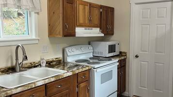 Een koelkast, een microgolfoven, een oven, een kookplaat