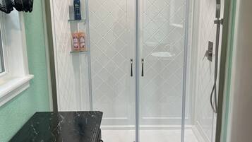 Dusche, Haartrockner, Bidet, Handtücher