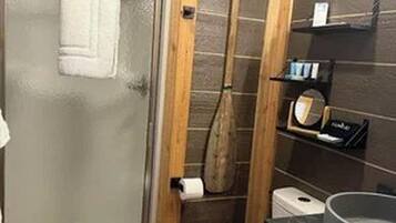 Bruser, hårtørrer, håndklæder, Sæbe