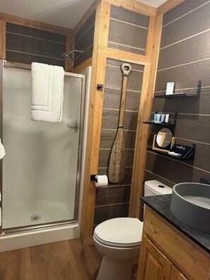 Dusj, hårføner, håndklær og såpe