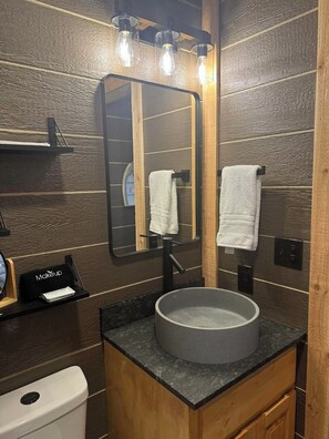 Douche, sèche-cheveux, serviettes fournies, savon