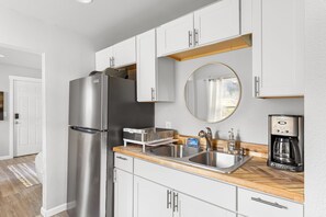 Kylskåp, mikrovågsugn, ugn och spishäll