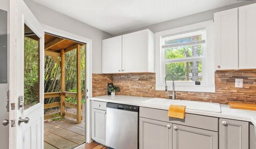 Tropical San Marco Hideaway! Charming & Cozy colonial home with modern amenities