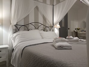 Frette Italian sheets, premium bedding, down comforters, pillowtop beds - Relais Tiaré Bed and Breakfast (Bacoli)