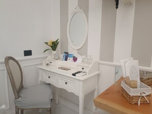 Frette Italian sheets, premium bedding, down comforters, pillowtop beds - Relais Tiaré Bed and Breakfast (Bacoli)
