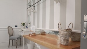 A clean, modern bathroom with a wooden vanity, a mirror, and two woven baskets on the counter. - Relais Tiaré Bed and Breakfast (Bacoli)