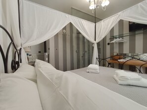 Superior Double Room | Frette Italian sheets, premium bedding, down comforters, pillowtop beds - Relais Tiaré Bed and Breakfast (Bacoli)