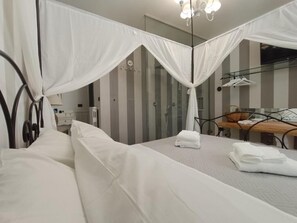 Superior Double Room | Frette Italian sheets, premium bedding, down comforters, pillowtop beds - Relais Tiaré Bed and Breakfast (Bacoli)