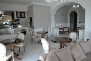 Breakfast area - Relais Tiaré Bed and Breakfast (Bacoli)