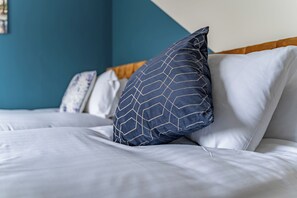 4 habitaciones, escritorio y tabla de planchar con plancha