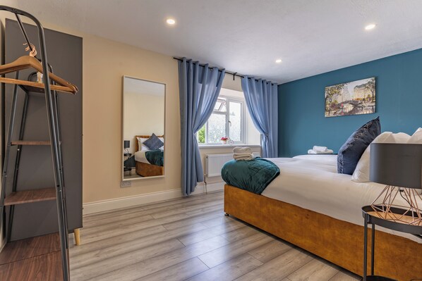 4 Schlafzimmer, Schreibtisch, Bügeleisen/Bügelbrett, Reisekinderbett