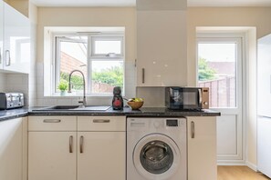 Kühlschrank, Mikrowelle, Ofen, Wasserkocher mit Kaffee-/Teezubehör