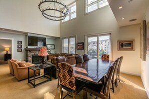 Dining - Stratton Summit Level Rising Bear (Winhall)