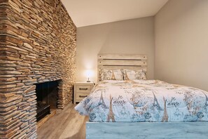 3 bedrooms, desk, iron/ironing board, travel cot - Sedona Retreat:HotTub View Trail (Sedona)