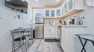 Refrigerador, microondas, lavavajillas y cafetera y tetera