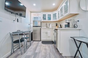 Fridge, microwave, dishwasher, coffee/tea maker - Sedona Studio W/D Patio Firepit (Sedona)