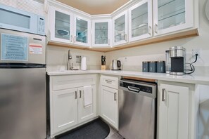 Fridge, microwave, dishwasher, coffee/tea maker - Sedona Studio W/D Patio Firepit (Sedona)