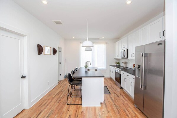 Cafetera o tetera y utensilios de cocina