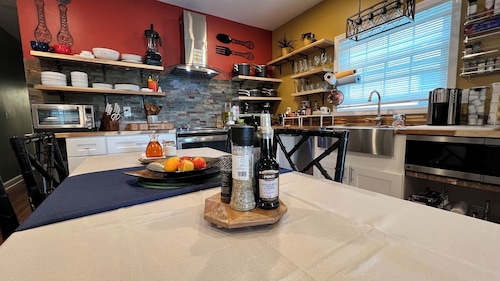 Charming Kitchen w/ 2-bedroom apartment with WIFI, AC in lovely East Providence