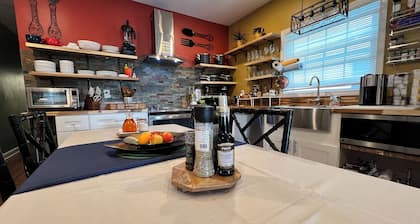 Charming Kitchen w/ 2-bedroom apartment with WIFI, AC in lovely East Providence