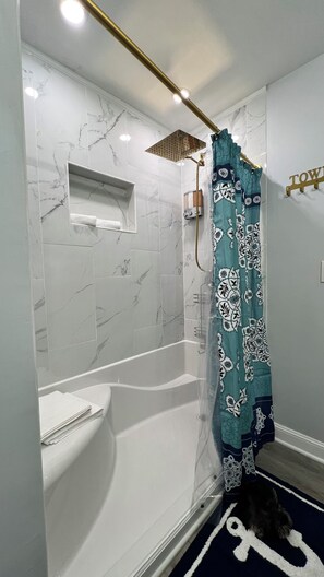 Douche, sĂšche-cheveux, bidet, serviettes fournies