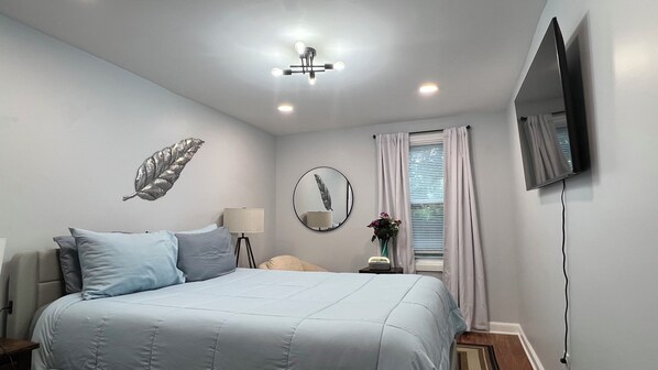 2 bedrooms, desk, iron/ironing board, free WiFi - Bright & Cozy 2-Bed Home w Free Parking & Laundry” (East Providence)
