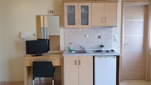 Comfort Triple Room, Sea View | Private kitchen | Mini-fridge, stovetop, cookware/dishes/utensils - SeaView studios  (Thasos)