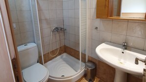 Comfort Triple Room, Sea View | Bathroom | Hair dryer, towels, toilet paper - SeaView studios  (Thasos)
